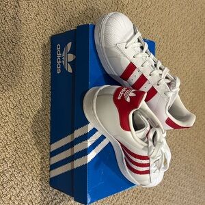 Adidas Superstar J white with red stripe